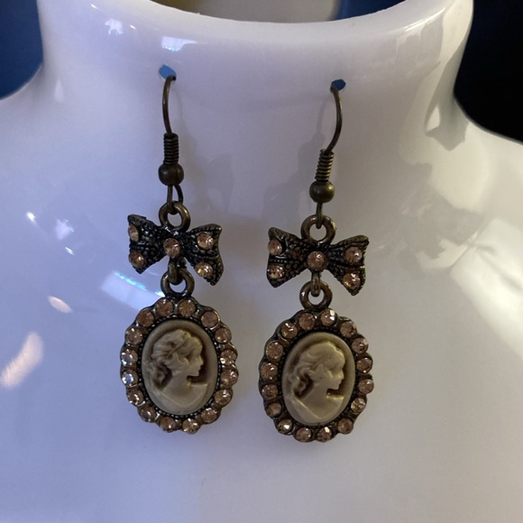 NWOT - Shemoni Fashion Brassy Cameo Ribbon Necklace & Matching Bow Earrings - Picture 4 of 8